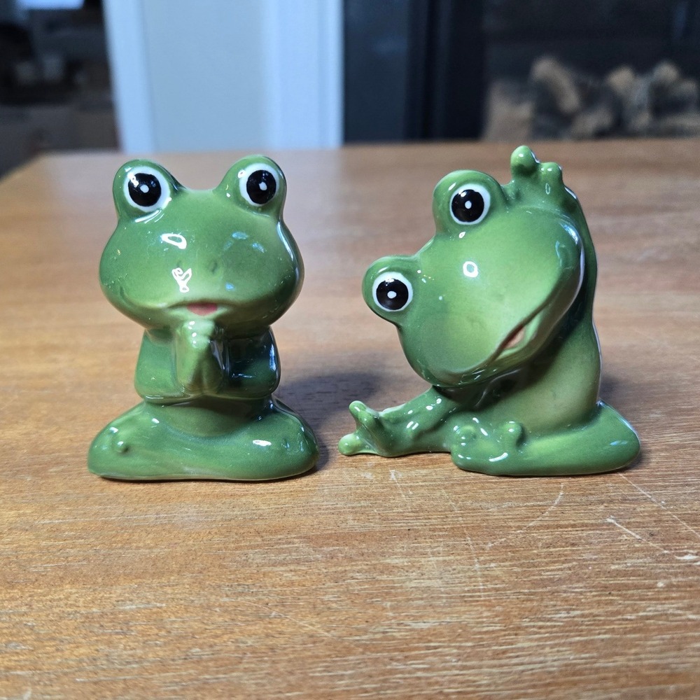 Green Ceramic Yoga Frog Figurine Set Meditation Namaste Frogs Zen Salt & Pepper